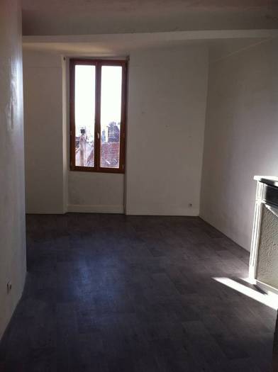 Location immobilier 490&nbsp;&euro; Hyeres (83400)