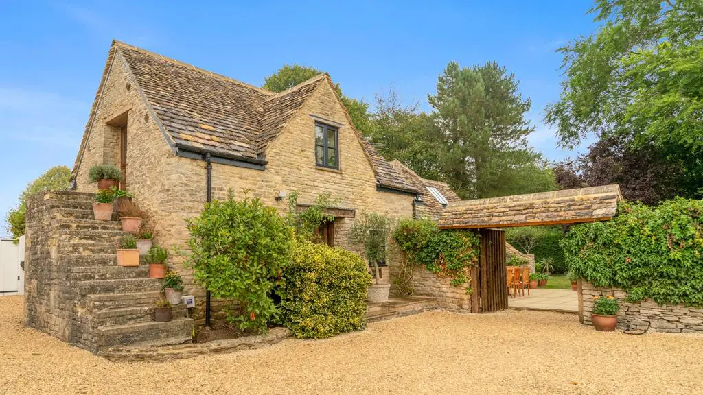 Barns Lee, Eastcourt, SN16 9 HW, for sale with...