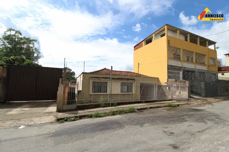 Casa com 3 Quartos para Alugar, 100 m² por R$ 800/Mês Rua Mestre Pedro Silva - Esplanada, Divinópolis - MG