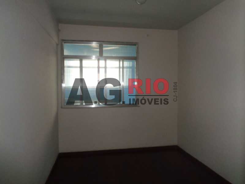 Apartamento com 2 Quartos para Alugar, 60 m² por R$ 800/Mês Campo dos Afonsos, Rio de Janeiro - RJ