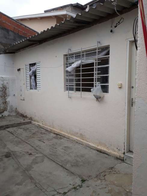 Casa com 1 Quarto para Alugar, 10 m² por R$ 700/Mês Rua Albertino de Almeida - Vila Industrial, São José dos Campos - SP