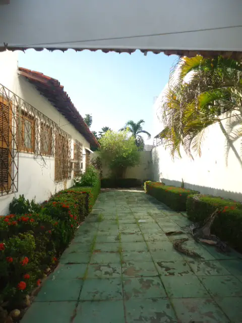 Casa com 4 Quartos para Alugar, 495 m² por R$ 3.500/Mês Rua Jaime Pinheiro, 51 - Cocó, Fortaleza - CE