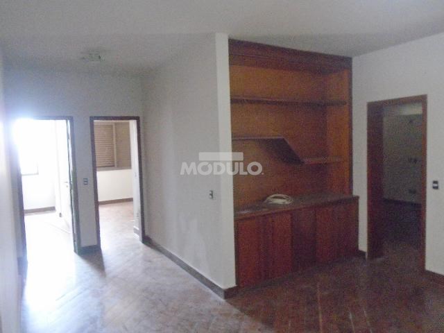 Apartamento com 4 Quartos para Alugar, 400 m² por R$ 3.000/Mês Fundinho, Uberlândia - MG