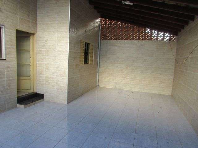 Casa com 2 Quartos para Alugar, 56 m² por R$ 950/Mês Rua Nhambiquara, 1446 - Jardim Tijuca II, Campo Grande - MS