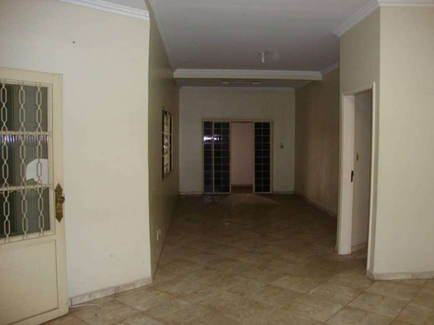 Casa com 4 Quartos para Alugar, 63500 m² por R$ 2.500/Mês Rua 68 - Setor Central, Goiânia - GO