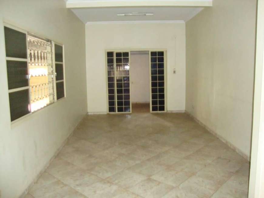 Casa com 4 Quartos para Alugar, 63500 m² por R$ 2.500/Mês Rua 68 - Setor Central, Goiânia - GO