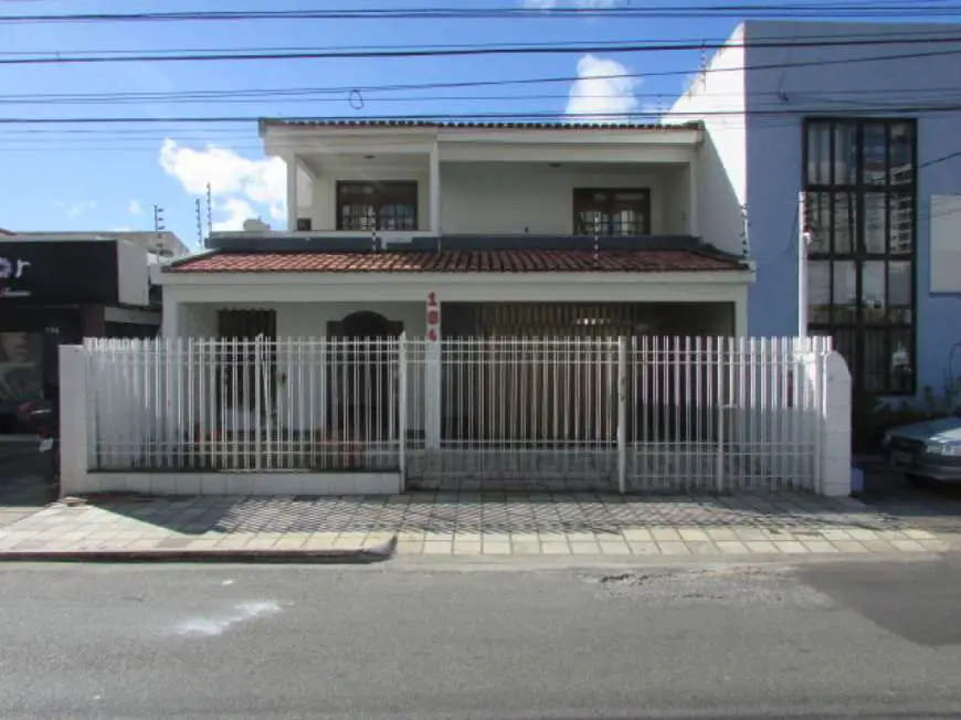 Casa com 5 Quartos para Alugar, 460 m² por R$ 5.000/Mês Salgado Filho, Aracaju - SE