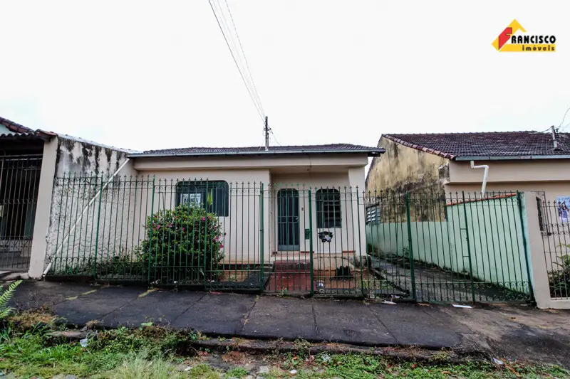 Casa com 3 Quartos para Alugar, 108 m² por R$ 700/Mês Rua Teresópolis, 231 - Bom Pastor, Divinópolis - MG