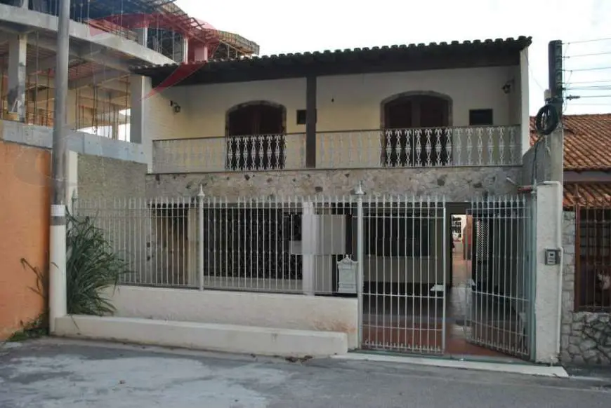 Casa com 5 Quartos para Alugar, 296 m² por R$ 2.500/Mês Imbetiba, Macaé - RJ