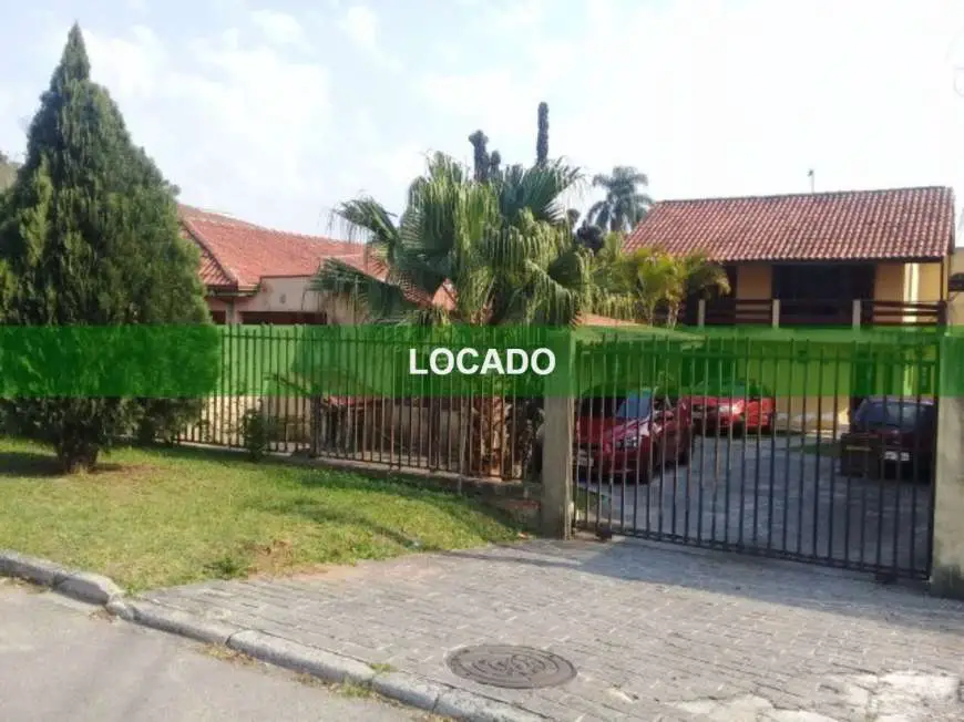 Sobrado com 4 Quartos para Alugar, 310 m² por R$ 2.400/Mês Cajuru, Curitiba - PR