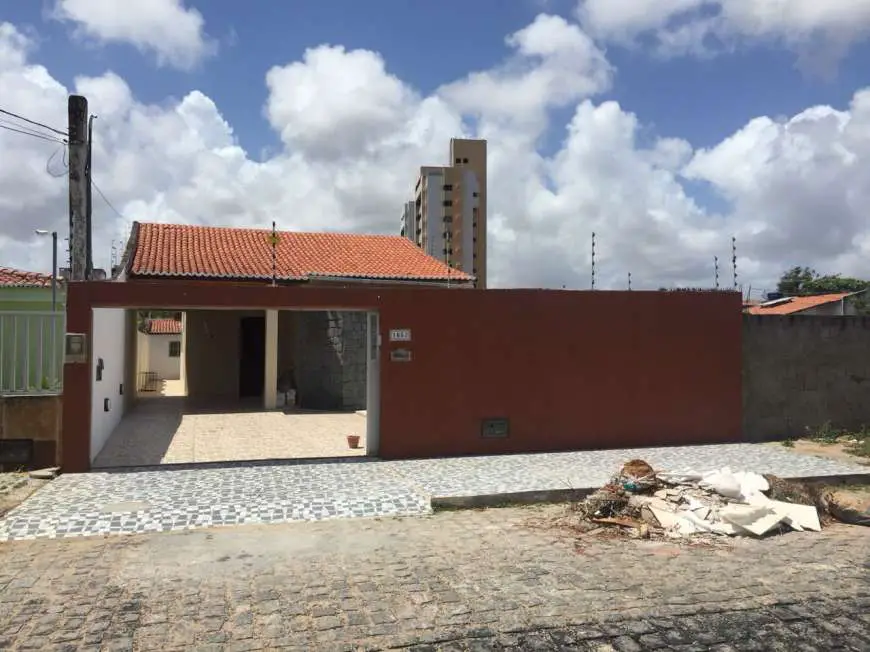 Casa com 3 Quartos para Alugar, 240 m² por R$ 2.000/Mês Rua Jerônimo Cabral, 1652 - Candelária, Natal - RN