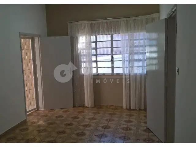 Casa com 2 Quartos para Alugar, 80 m² por R$ 1.200/Mês Centro, Uberlândia - MG