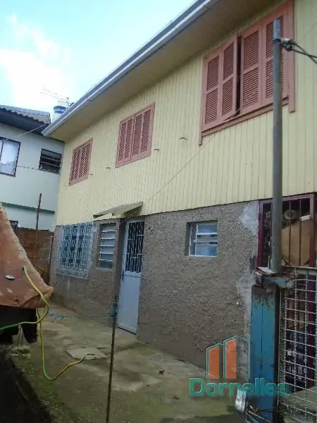 Casa com 1 Quarto para Alugar por R$ 300/Mês Rua Natal Bonadeo - São Leopoldo, Caxias do Sul - RS