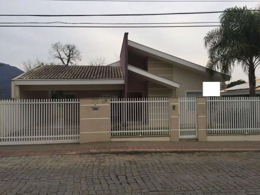 Casa com 3 Quartos à Venda por R$ 695.000 Vila Lenzi, Jaraguá do Sul - SC