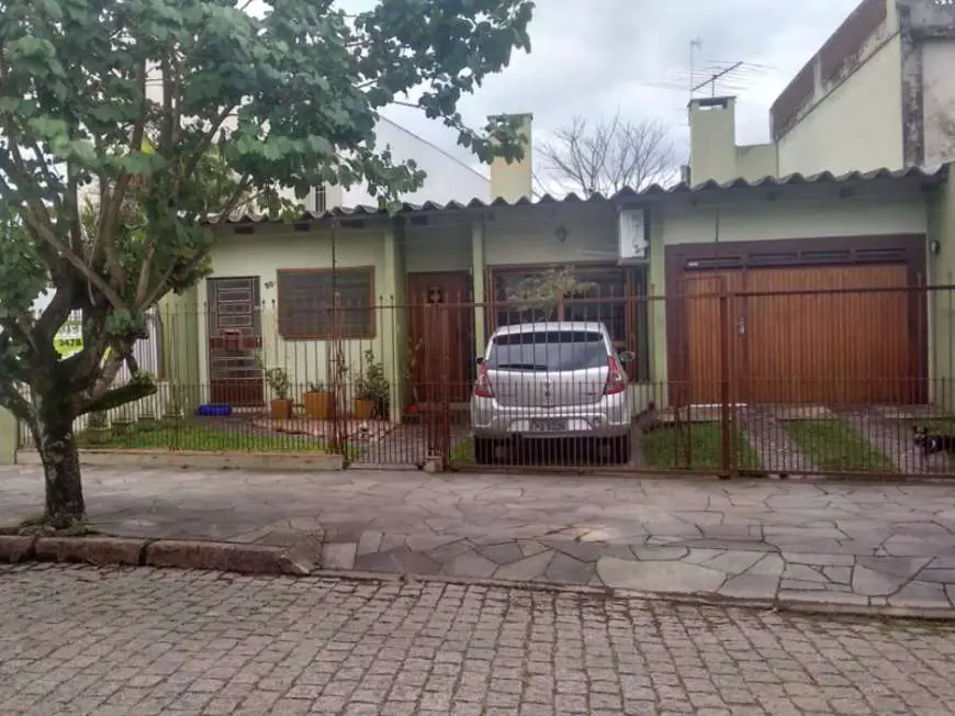 Casa com 3 Quartos à Venda, 160 m² por R$ 838.000 Travessa Padre Henrique Koehler - Anchieta, Porto Alegre - RS