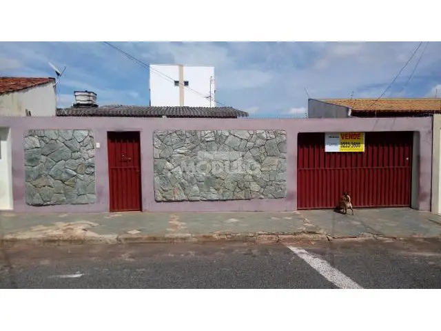 Casa com 3 Quartos à Venda, 159 m² por R$ 480.000 Santa Mônica, Uberlândia - MG