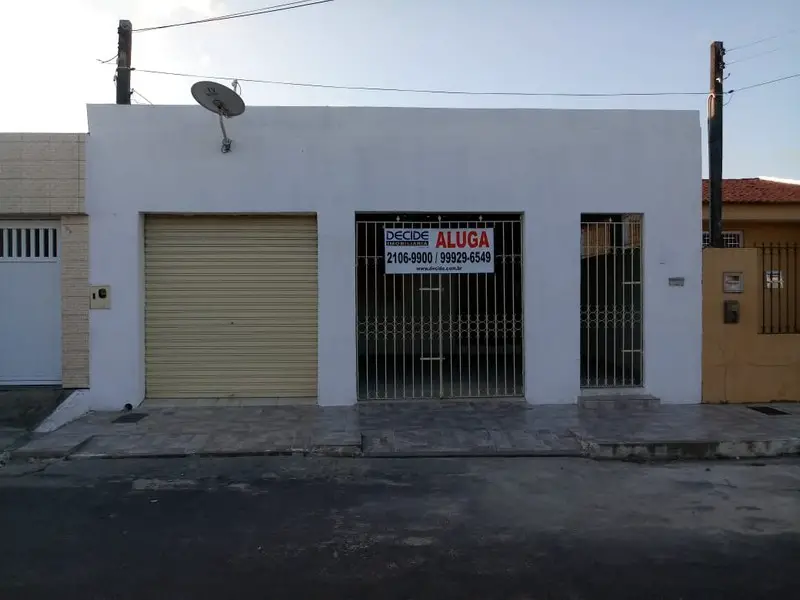 Casa com 3 Quartos para Alugar, 140 m² por R$ 1.000/Mês Rua Josadack Albuquerque, 18 - Jabotiana, Aracaju - SE