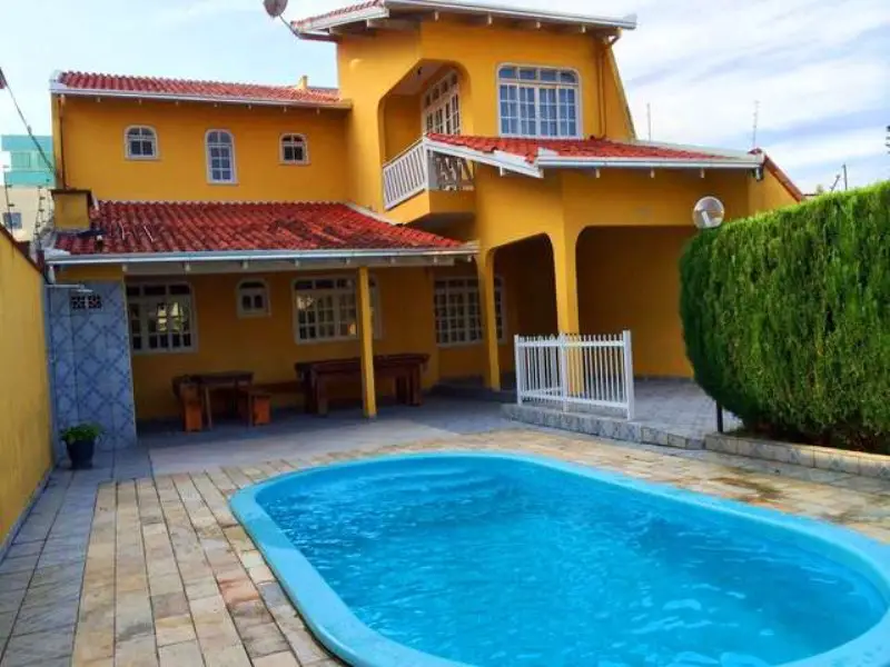 Casa com 4 Quartos para Alugar, 200 m² por R$ 1.000/Dia Nacoes, Balneário Camboriú - SC