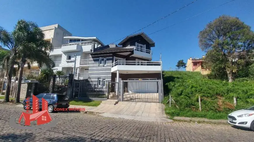 Casa com 3 Quartos à Venda, 301 m² por R$ 1.450.000 Sagrada Família, Caxias do Sul - RS