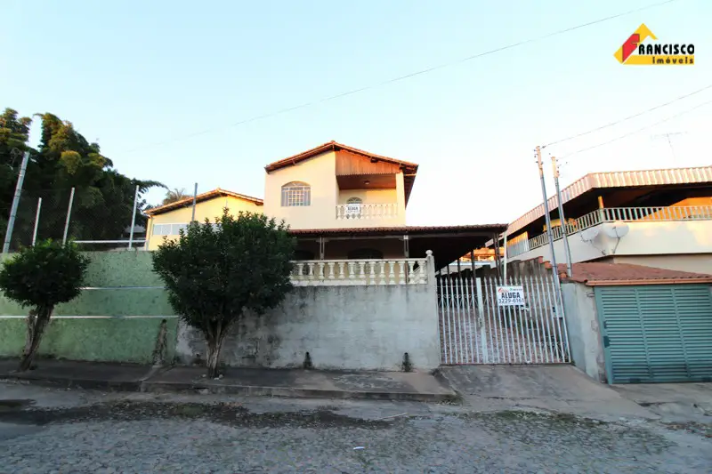 Casa com 3 Quartos para Alugar, 120 m² por R$ 900/Mês Nossa Senhora das Graças, Divinópolis - MG