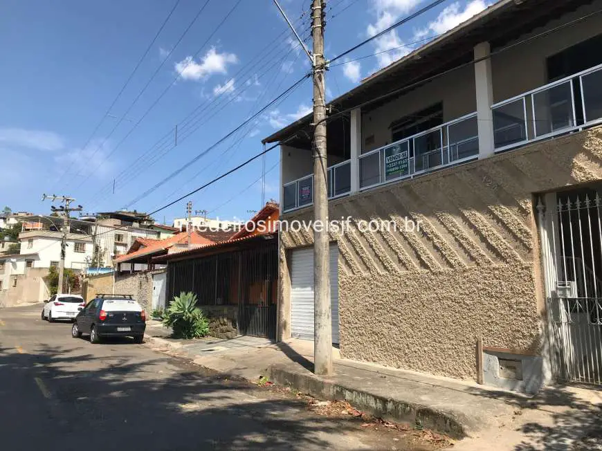 Casa com 3 Quartos à Venda, 250 m² por R$ 320.000 Carlos Chagas, Juiz de Fora - MG