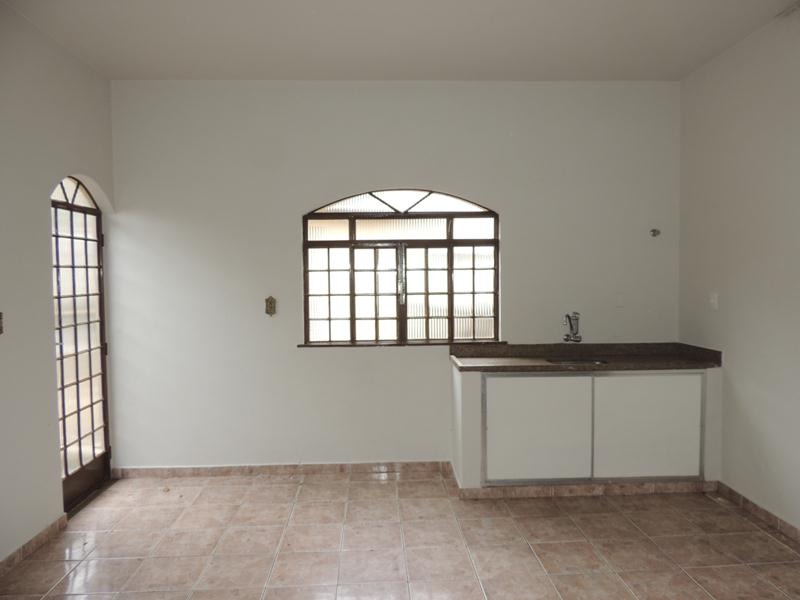 Casa com 3 Quartos para Alugar, 100 m² por R$ 800/Mês Porto Velho, Divinópolis - MG