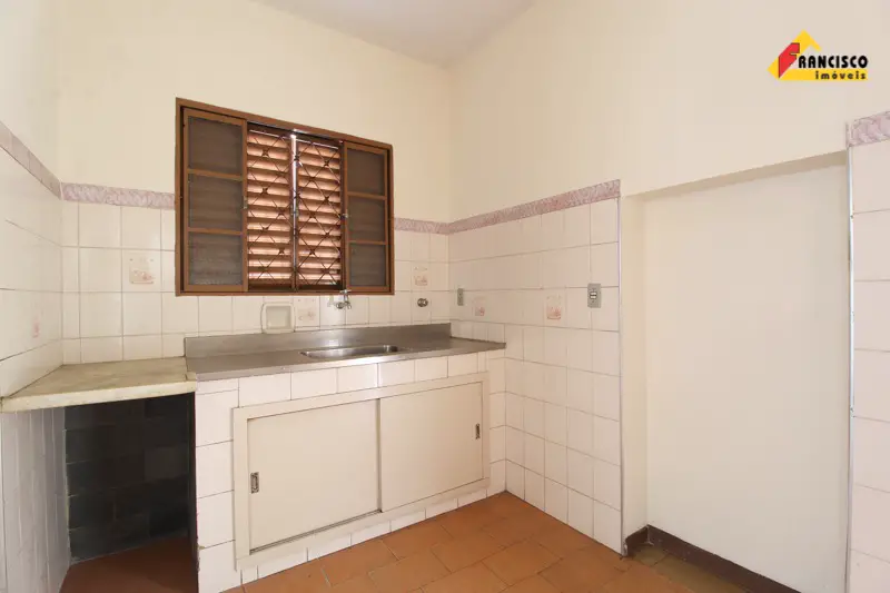 Casa com 3 Quartos para Alugar, 110 m² por R$ 850/Mês Rua Isauro Ferreira, 629 - Porto Velho, Divinópolis - MG