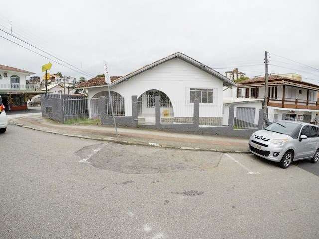 Casa com 3 Quartos para Alugar por R$ 1.750/Mês Rua Santiago Dantas, 206 - Estreito, Florianópolis - SC