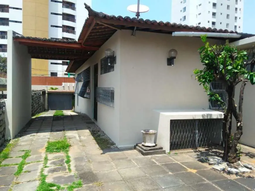 Apartamento com 5 Quartos para Alugar, 600 m² por R$ 2.300/Mês Rua Anísio de Souza, 2592 - Candelária, Natal - RN