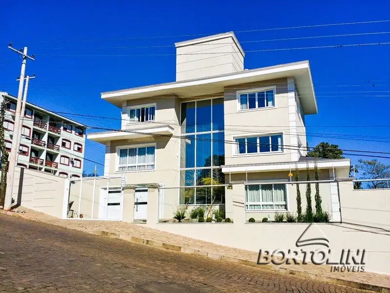 Casa com 3 Quartos à Venda, 407 m² por R$ 1.800.000 Lucas Araújo, Passo Fundo - RS