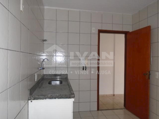 Apartamento com 3 Quartos para Alugar, 153 m² por R$ 900/Mês Santa Mônica, Uberlândia - MG