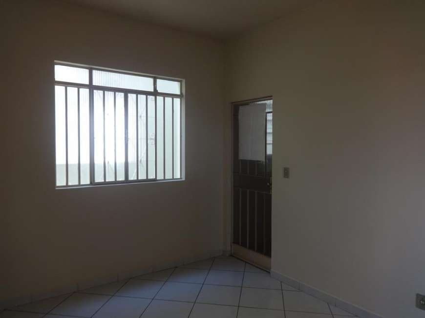 Apartamento com 3 Quartos para Alugar, 65 m² por R$ 700/Mês Manoel Valinhas, Divinópolis - MG