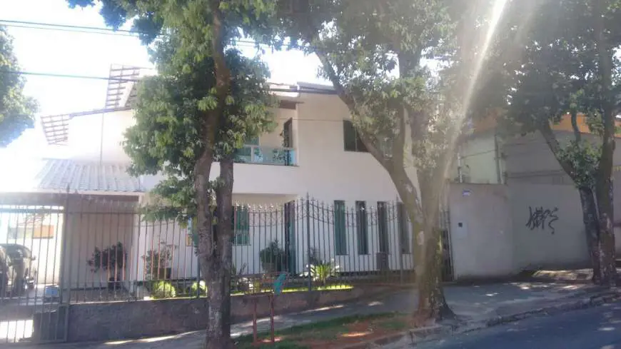 Casa com 3 Quartos à Venda, 360 m² por R$ 950.000 Rio Branco, Belo Horizonte - MG