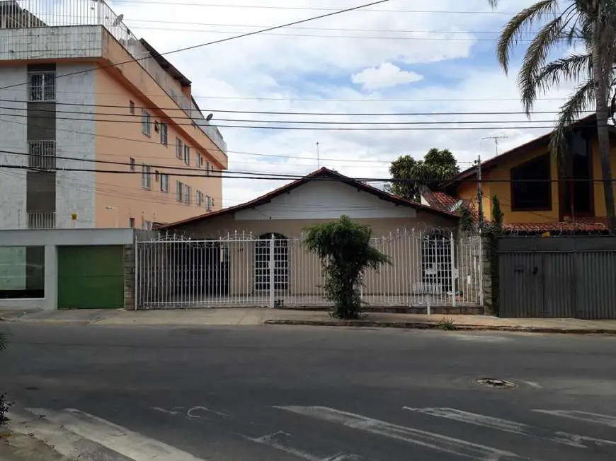 Casa com 5 Quartos à Venda, 240 m² por R$ 900.000 Álvaro Camargos, Belo Horizonte - MG