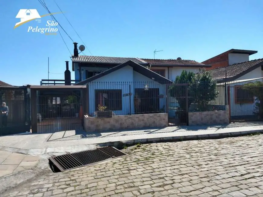 Casa com 3 Quartos à Venda, 181 m² por R$ 450.000 Santa Catarina, Caxias do Sul - RS