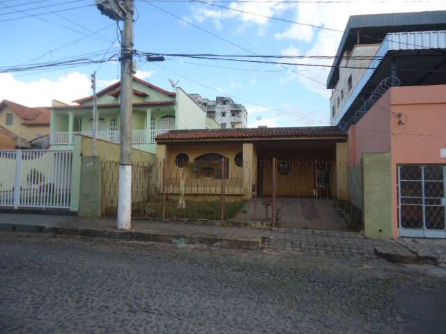 Casa com 4 Quartos para Alugar, 220 m² por R$ 1.200/Mês Porto Velho, Divinópolis - MG