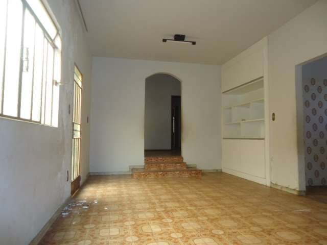 Casa com 4 Quartos para Alugar, 220 m² por R$ 1.200/Mês Porto Velho, Divinópolis - MG