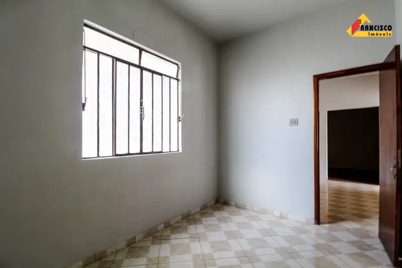 Casa com 2 Quartos para Alugar, 70 m² por R$ 750/Mês Rua Fernão Dias, 820 - Porto Velho, Divinópolis - MG