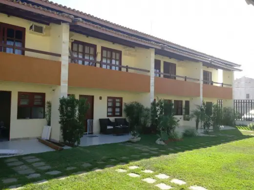 Casa com 3 Quartos para Alugar, 140 m² por R$ 2.200/Mês Rua Ana C. B. Dias, 111 - Miragem, Lauro de Freitas - BA