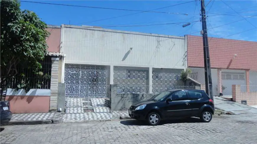 Casa com 3 Quartos à Venda, 195 m² por R$ 260.000 Barro Vermelho, Natal - RN