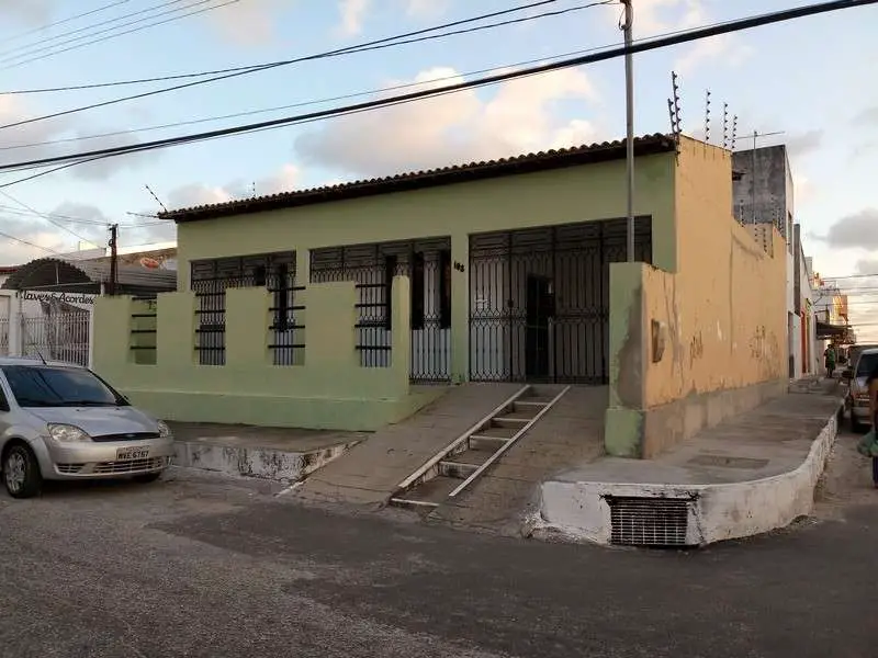 Casa com 3 Quartos para Alugar, 100 m² por R$ 1.300/Mês Rua Engenheiro Fook Mau, 108 - Farolândia, Aracaju - SE