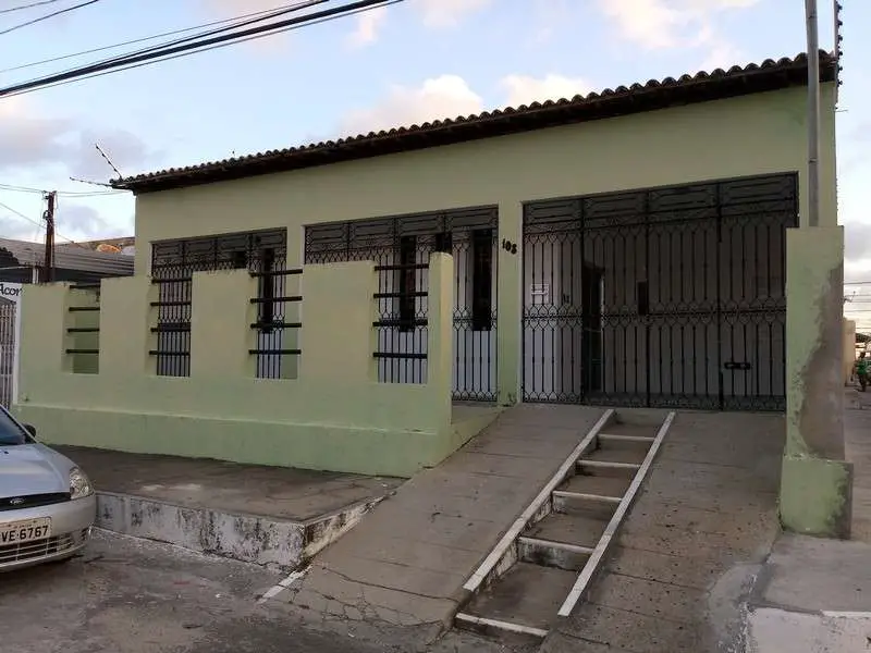Casa com 3 Quartos para Alugar, 100 m² por R$ 1.300/Mês Rua Engenheiro Fook Mau, 108 - Farolândia, Aracaju - SE