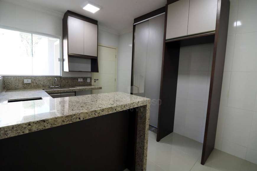 Casa com 5 Quartos para Alugar, 245 m² por R$ 5.000/Mês Água Verde, Curitiba - PR