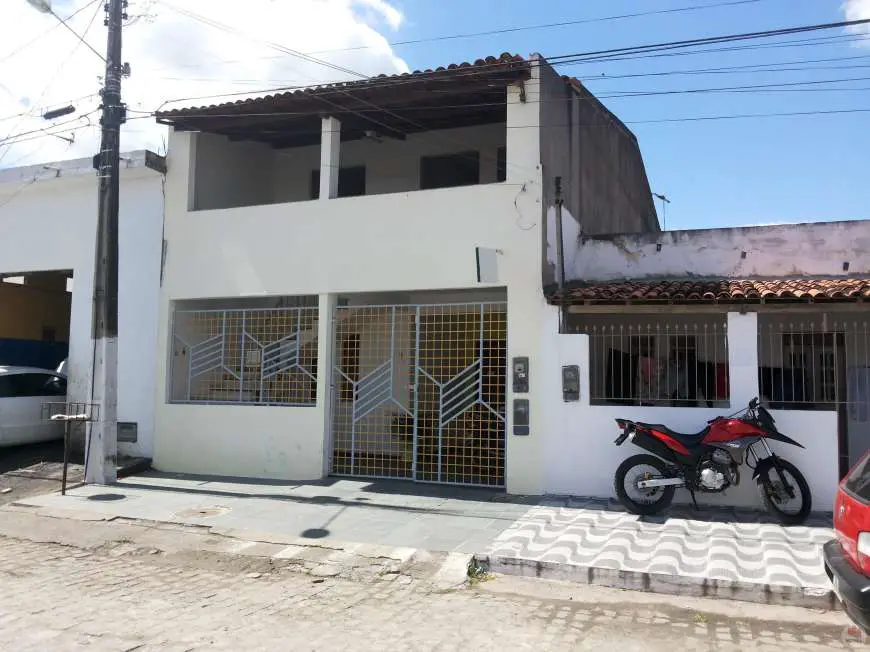 Casa com 3 Quartos à Venda, 116 m² por R$ 500.000 Capuchinhos, Feira de Santana - BA
