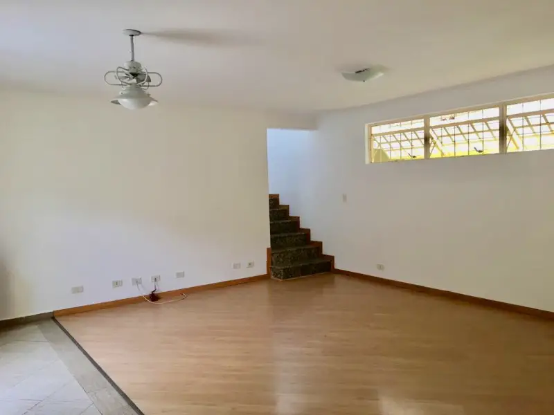 Casa com 2 Quartos para Alugar, 235 m² por R$ 3.350/Mês Rua Maria Fatuch, 129 - Jardim Social, Curitiba - PR