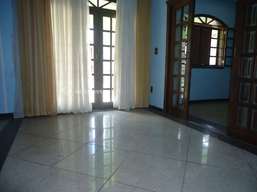 Casa com 5 Quartos à Venda, 302 m² por R$ 850.000 Coqueiros, Belo Horizonte - MG