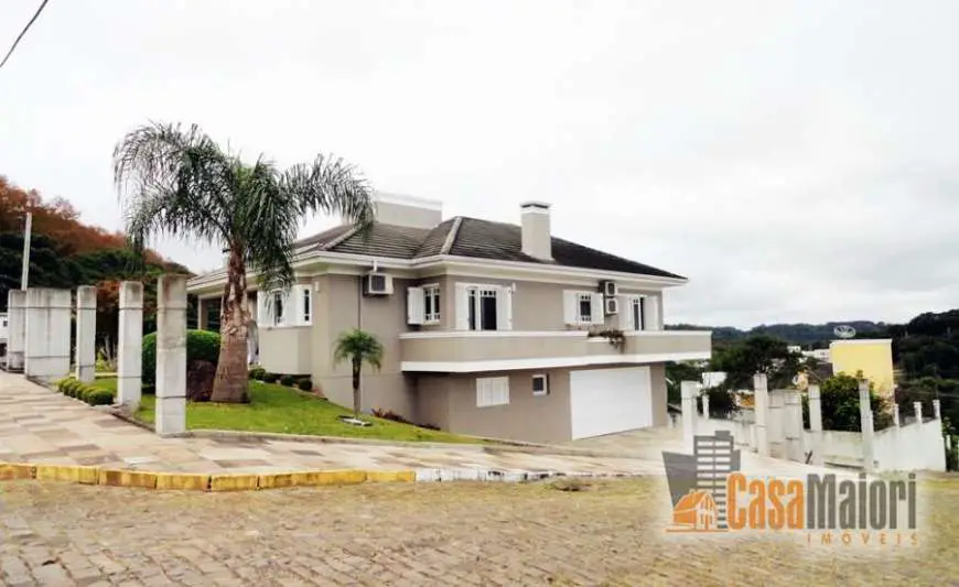Casa com 3 Quartos à Venda, 318 m² por R$ 1.280.000 Rua Remo Artini, 1 - Santa Rita, Bento Gonçalves - RS