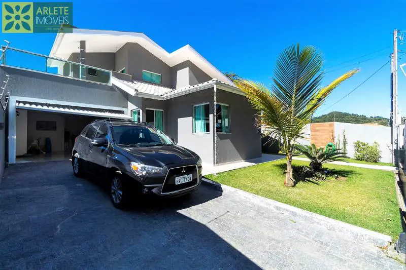 Casa com 3 Quartos para Alugar, 150 m² por R$ 1.200/Dia Rua Pescada Portuguesa - Centro, Bombinhas - SC