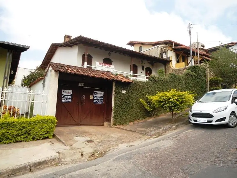 Casa com 3 Quartos à Venda, 265 m² por R$ 750.000 Álvaro Camargos, Belo Horizonte - MG
