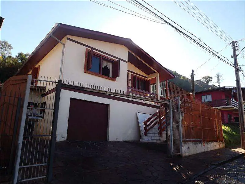 Casa com 3 Quartos à Venda, 220 m² por R$ 600.000 Panazzolo, Caxias do Sul - RS